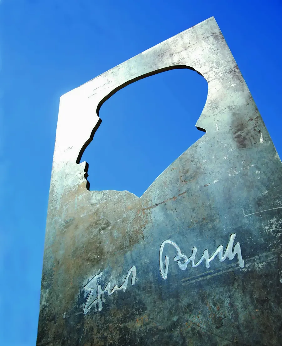 Ernst-Bloch-Skulptur vor blauem Himmel